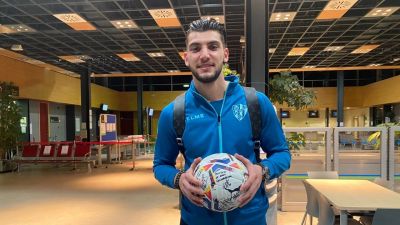 Rafa Mir se llevó el balón del encuentro firmado por sus compañeros.
