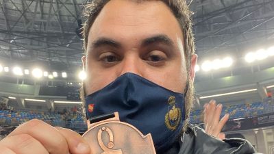 Juan Caamaño posa con la medalla de bronce conquistada en Egipto.