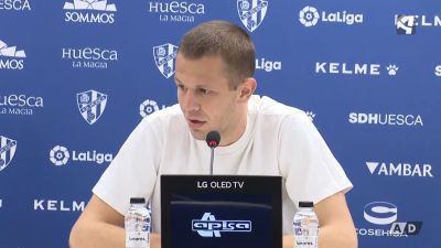 Denis Vavro en rueda de prensa