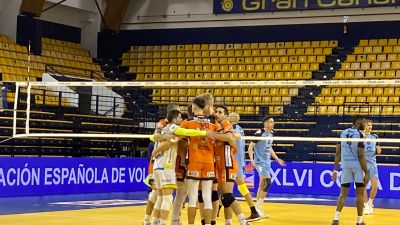 Los jugadores del CV Teruel celebran un punto durante el encuentro de este viernes