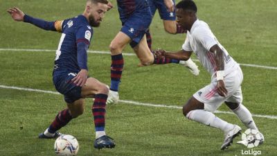 Pulido intenta robar el balón a Vinicius