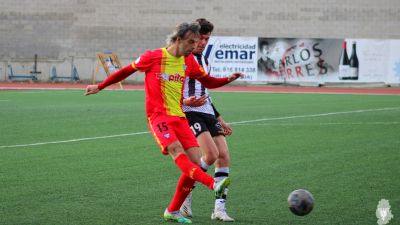 Lolo Garrido despeja el balón en un lance del encuentro.