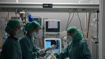 Sanitarios atienden a un paciente en UCI