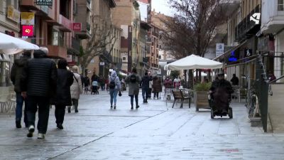 Oscenses paseando por una calle comercial del centro de la ciudad