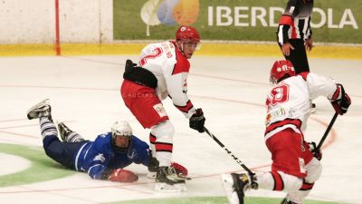 El Club Hielo Jaca en el último encuentro liguero con Txuri Urdin. Noelia García.