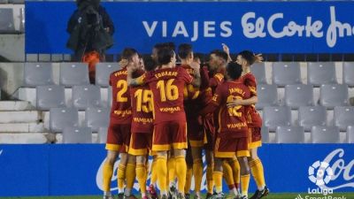 Los jugadores del Real Zaragoza se abrazan tras lograr el 0-1