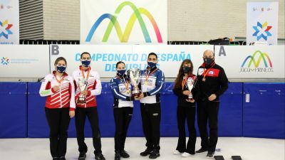 Carmen Pérez y Lucas Munuera (derecha), posan con la medalla de bronce del torneo.