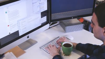 Empresario trabajando con su ordenador