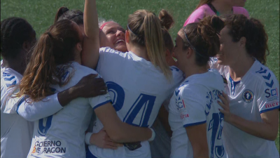 Las jugadoras del Zaragoza CFF celebran el gol de Mady Brown.