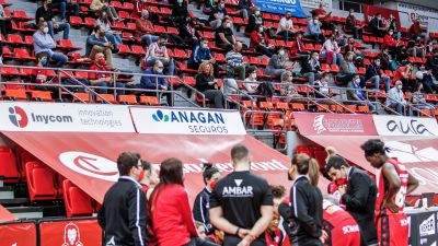 El Casademont Zaragoza femenino y su afición durante un tiempo muerto. Basket Zaragoza