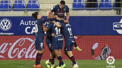 Los jugadores de la SD Huesca celebran uno de los goles anotados este domingo.