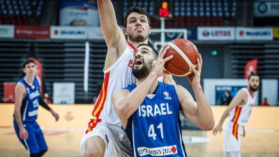 Barreiro en una acción defensiva ante Israel. FIBA