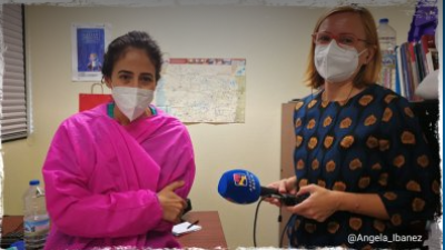 La periodista Sara Villellas durante la grabación de su reportaje