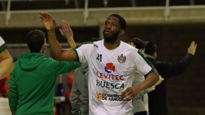 Patrick Onwenu durante un encuentro con el Levitec Huesca