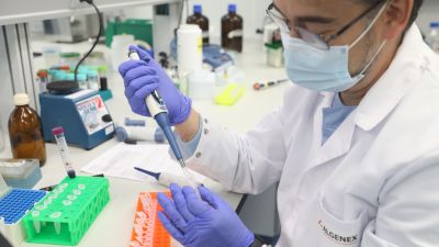 Un investigador trabaja en la producción de vacunas
