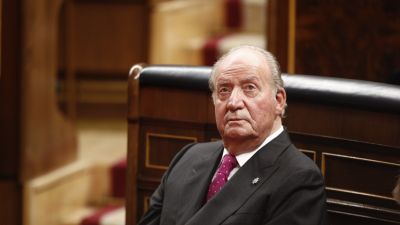El rey emérito Juan Carlos I saludando