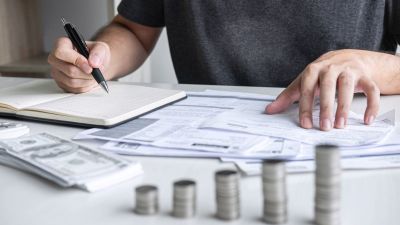 Autónomo analizando datos de un microcrédito