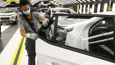 Trabajadora en la planta PSA OPEL