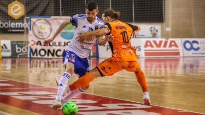 Adri Ortego conduce el balón en el pabellón Siglo XXI