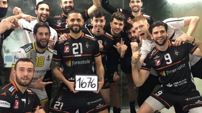 Thomas Ereu celebra con el equipo ser el máximo anotador. Foto: CV Teruel.