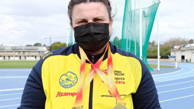 Vanesa Gil, posa con las dos medallas que consiguió en Barbastro.