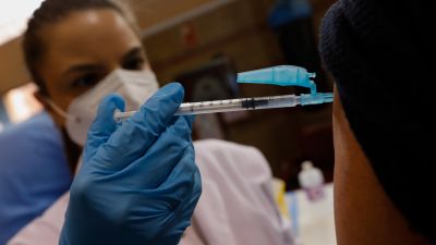 Una sanitaria pone una dosis de la vacuna contra la covid