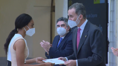 Salma Paralluelo conversa con el rey Felipe VI durante la ceremonia de entrega de los Premios Nacionales del Deporte 2018.