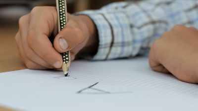 Niño escribiendo