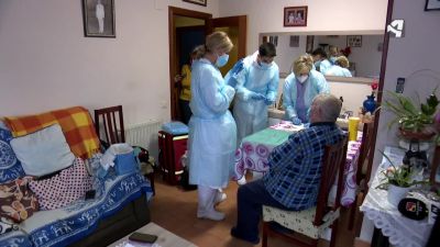 Jesús recibe la primera dosis en su domicilio de Huesca