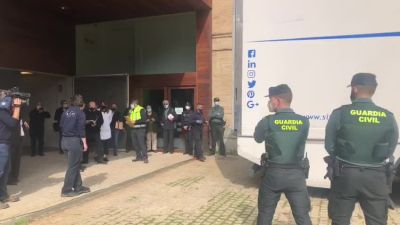 Momento de la llegada a Barbastro del camión con parte de los bienes
