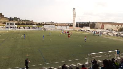 La SD Ejea se dispone a sacar una falta en el duelo disputado este domingo.