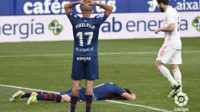 Mikel Rico y Rafa Mir se lamentan por una ocasión