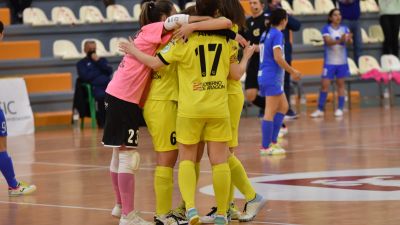 Las jugadoras de InterSala Zaragoza celebran la victoria de este sábado
