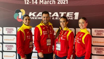 Raquel Roy, segunda por la derecha, junto a sus compañeras de la selección de kata.