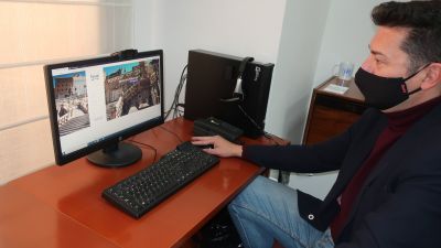 El concejal de Turismo del Ayuntamiento de Teruel, Javier Domingo, frente a la nueva página web
