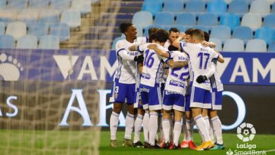 Los jugadores del Real Zaragoza celebran el tanto de Peybernes.