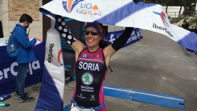 Leticia Soria en la meta del III Duatlón Cros Mariano El Topo.