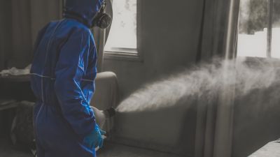 Desinfección de una habitación frente al COVID-19