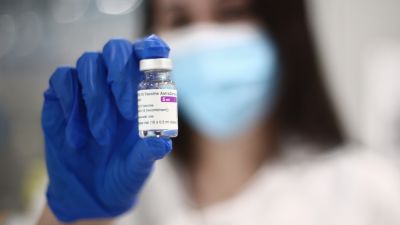 Una dosis de la vacuna AstraZeneca contra la COVID-19