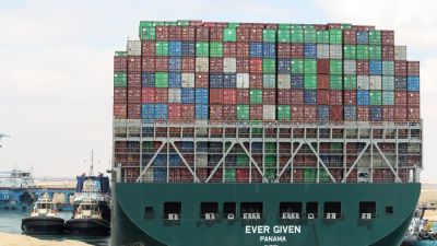 Buque de la empresa japonesa Ever Given varado en el canal de Suez (Egipto)