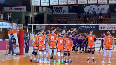 El CV Teruel celebra un punto.