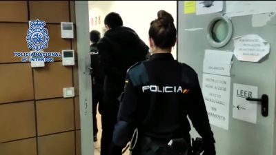 El detenido junto a varios agentes de la Policía Nacional
