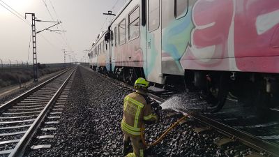 Bomberos de la Diputación de Huesca sofocan el incendio de un motor en el Canfranero (DPH)