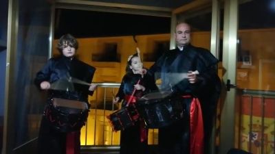 Fernando Galve, presidente de la 'Ruta del Tambor y el Bombo' cumple con la tradición desde su vivienda en Andorra (Teruel)