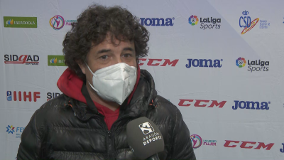 Quique Pérez, uno de los técnicos del Club Hielo Jaca femenino.