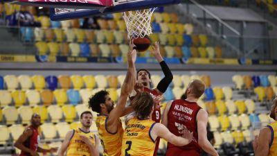 Brussino pelea por un balón ante las presencia de varios rivales.