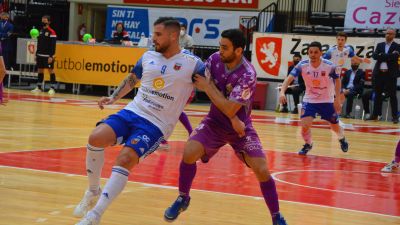 Juanqui trata de controlar un balón durante el encuentro ante Palma.
