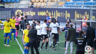 Momento en el que Diakhaby abandona el campo (Imagen: LaLiga)
