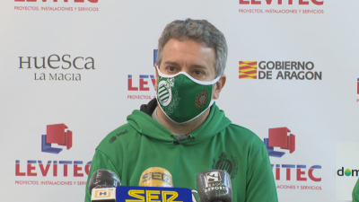 Óscar Lata, hablando para los medios.