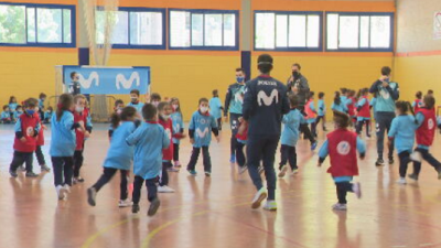 Los niños del Moncayo disfrutando con los jugadores. Imagen: Aragón Deporte.